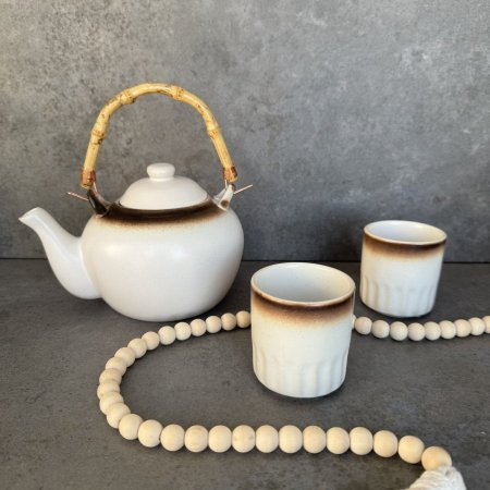 طقم بورسلان ثقيل مكون مج ابريق وكاستين شاي 