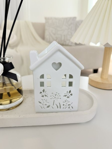 مبخرة زيت على شكل كوخ