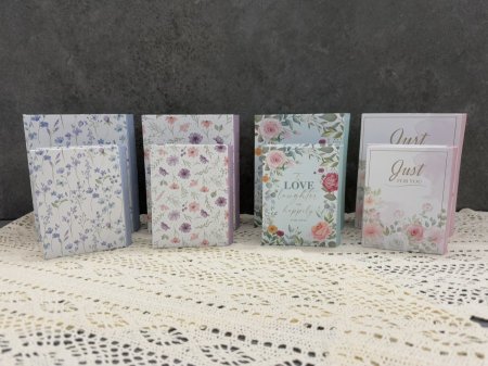 صندايق كرتون طقم مكون من قطعتين شكل كتاب بفتح من الداخل حجم صغير