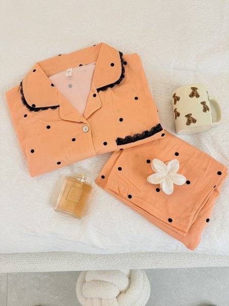 بيجامة منقطة كم