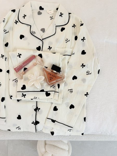 بجامة قلوب وفيونكات اسود كم