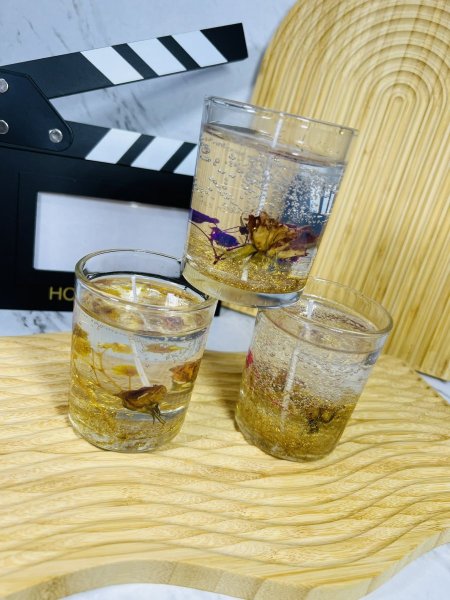 شمع شفاف معطر مع ورد