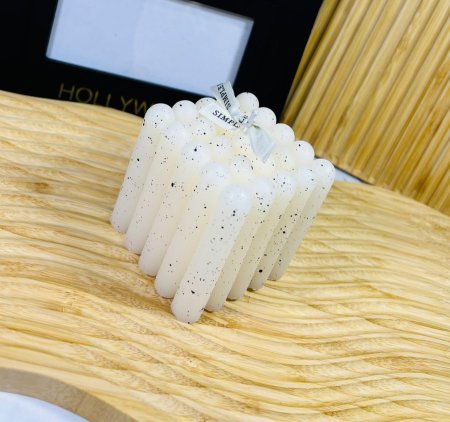 شمع لون ابيض منقط باسود