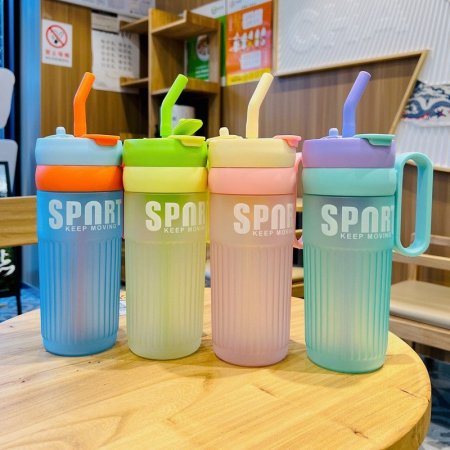 مطرة ماء مع مصاصة