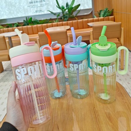 مطرة ماء مع مصاصة