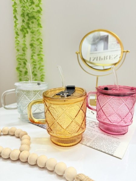 مج زجاج مع مصاصة