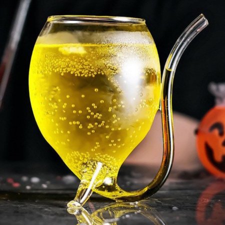 كاسة زجاج مع مصاصة