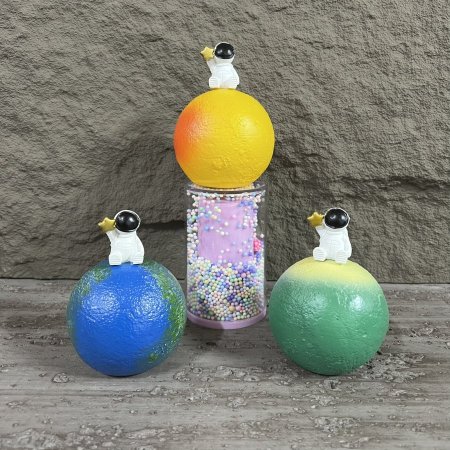 تحفة رجل فضاء على قمر