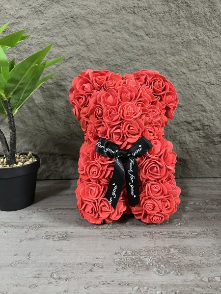 دب ورد احمر