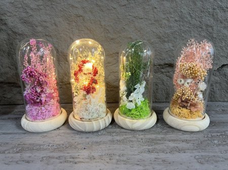 تحفة زجاج مضيئة مع ورد