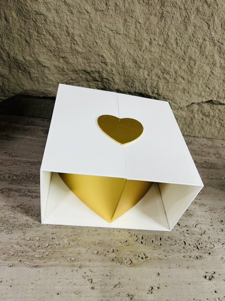 صندوق كرتون مربع من الداخل قلب 