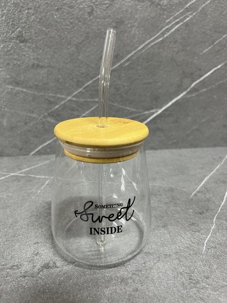 كاسة شفافة مع مصاصة وغطاء خشبي