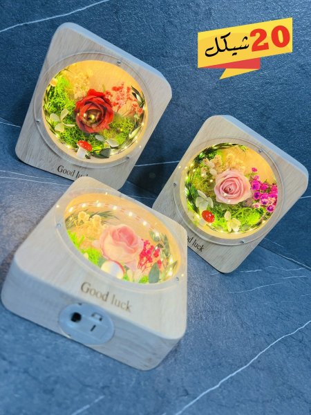 بوكس خشبي مع ورد مضيء