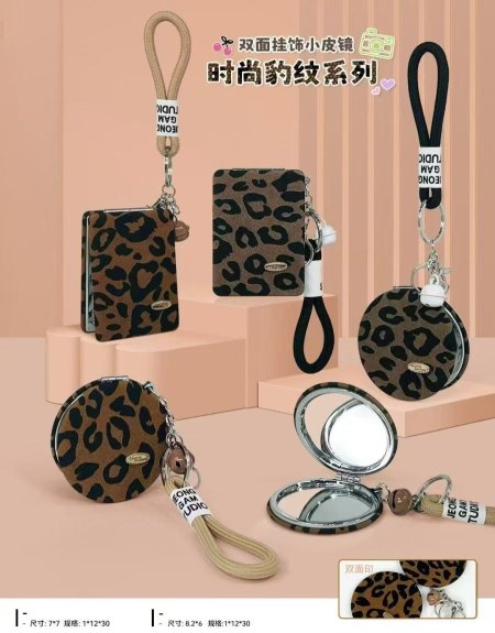 مراية حجم صغير للشنطة شكل دائري جلد نمر مع تعليقة