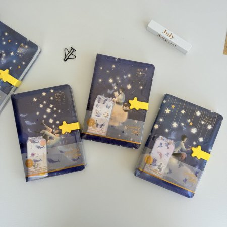 دفتر فضاء ولد ملون من الداخل