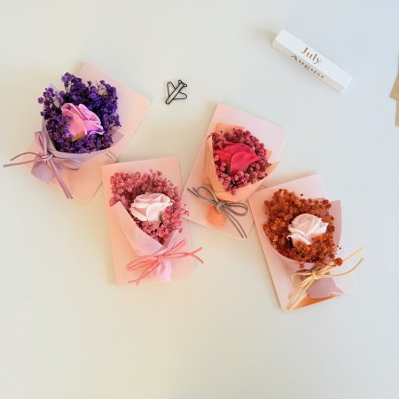 كرت معايدة مع ورد