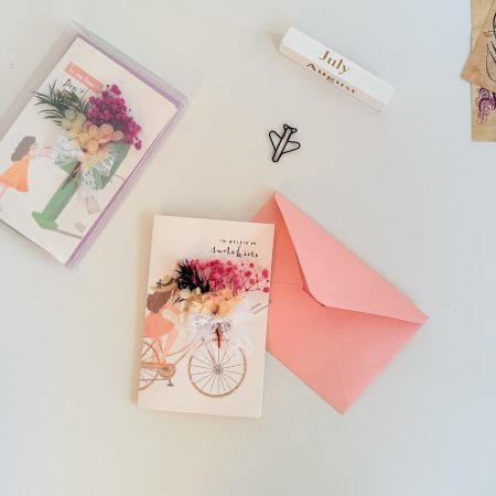 كرت معايدة مع ورد غلاف شفاف