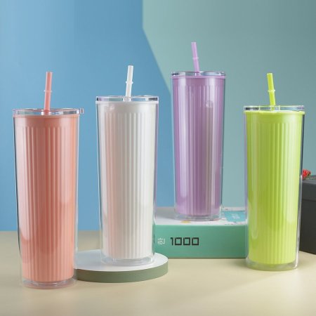 كاسة بلاستك مع مصاصة