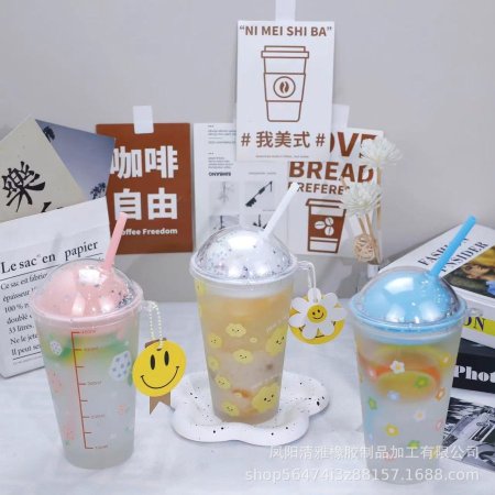 كاسة زجاج مع مصاصة