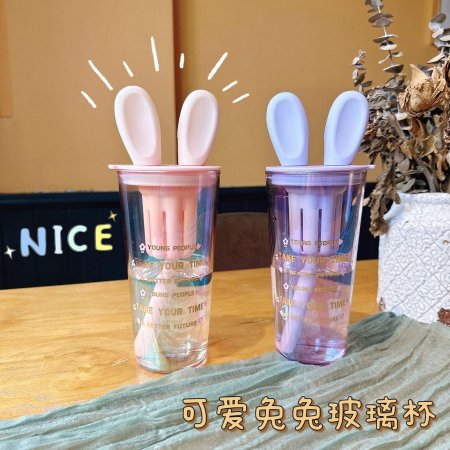 كاسة زجاج مع مصاصة 