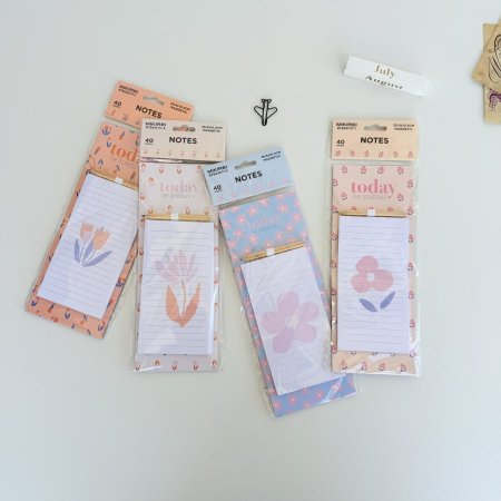 ورق نوت مع قلم حجم كبير