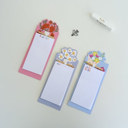 ورق نوت مع قلم حجم كبير