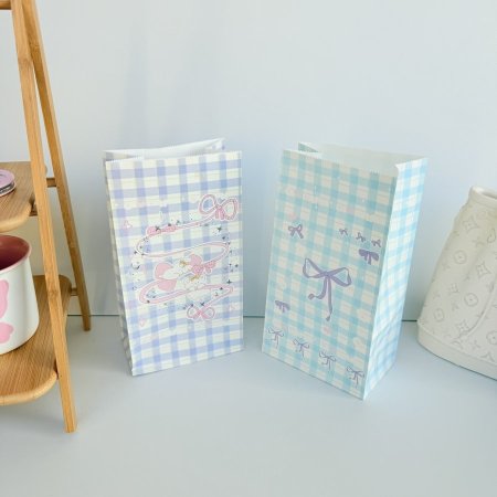 مجموعة اكياس ورقية مع ستكرزات يحتوي على 6 اكياس فيونكات