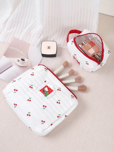 شنطه مكياج كرز