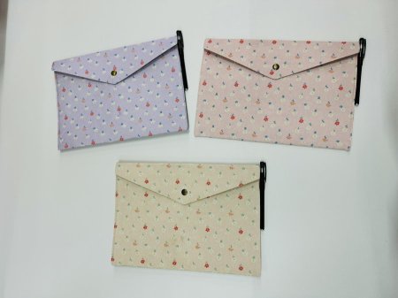 دوسية لحفظ الورق بداخلها قماش ثقيل مع قلم حبر