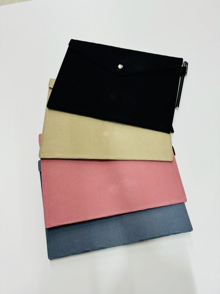 دوسية لحفظ الورق بداخلها قماش ثقيل مع قلم حبر