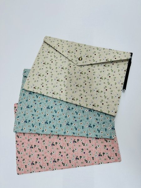 دوسية لحفظ الورق بداخلها قماش ثقيل مع قلم حبر