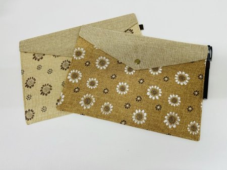 دوسية لحفظ الورق بداخلها قماش ثقيل مع قلم حبر