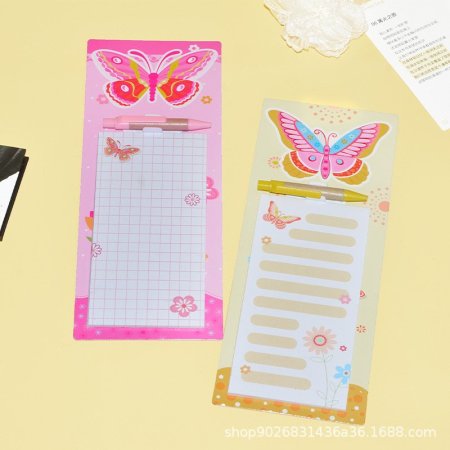 ورق نوت فراشات مع قلم 