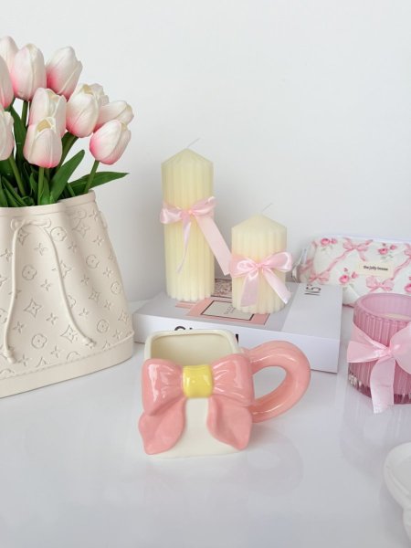 مج فيونكة ابيض وزهري