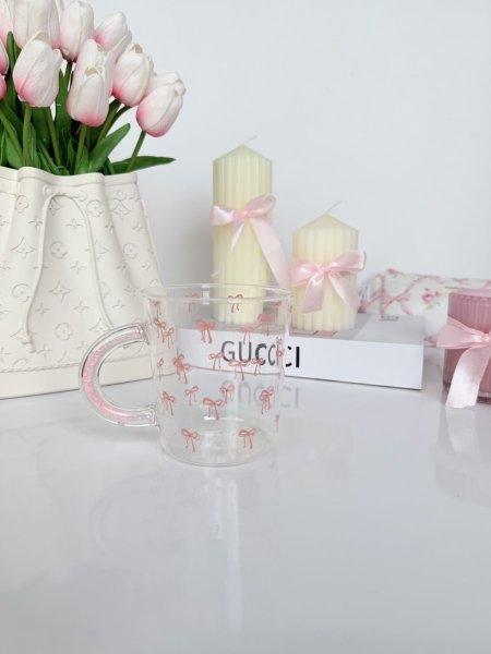 مج شفاف فيونكات ايد ملون