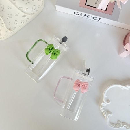 مج فيونكة مع مصاصة