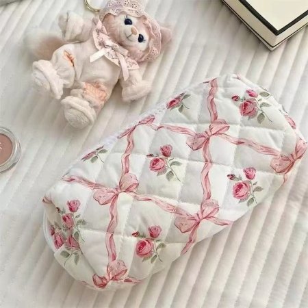 شنطة مكياج او مقلمة  فيونكات وورد