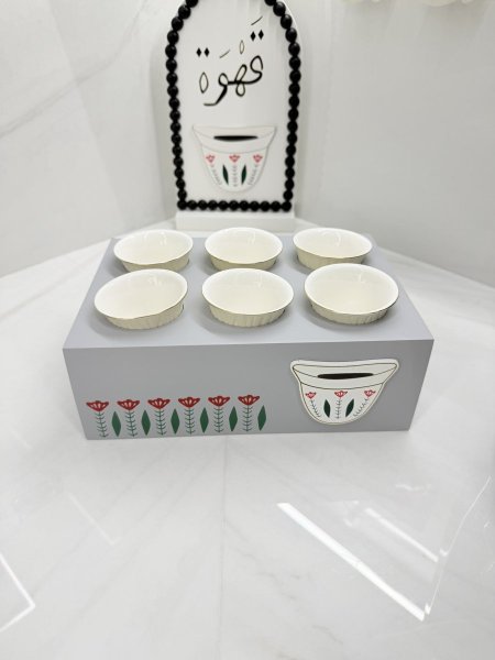 ستاند خشبي مع يدين كصينية تقديم لفناجين القهوة السادة