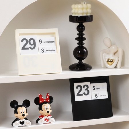 كالندر ابيض واسود