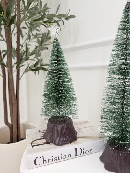 شجر كريسمس حجم كبير وسط