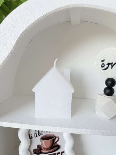 شمع ديكور لون ابيض شكل كوخ