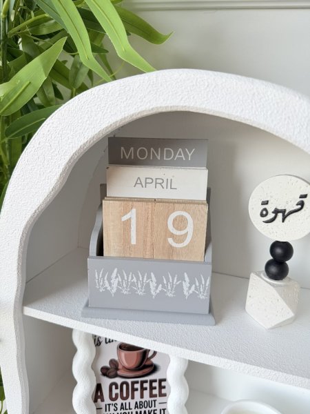 كالندر خشبي سكني مع ورد