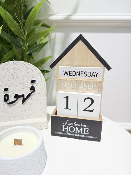 كالندر خشبي شكل كوخ